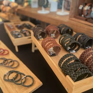 BYME leren armbanden in een houten presentatie